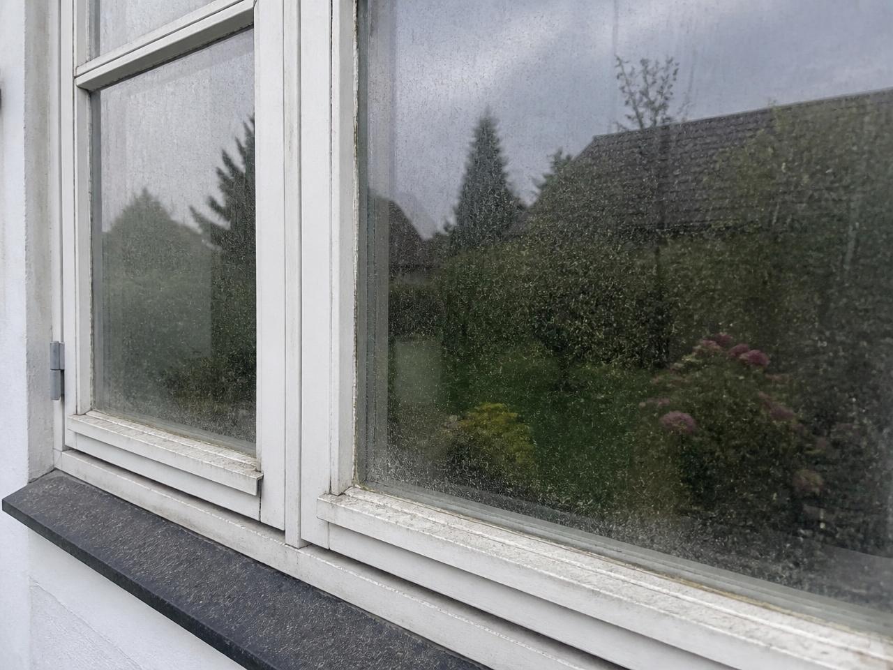 Snavset vindue før vinduespudsning